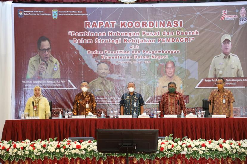Suasana Rapat Koordinasi (Rakor) Pembinaan Hubungan Pusat dan Daerah dalam Strategi Kebijakan Pemerintah Dalam Negeri (Pemdagri) di Manokwari, Papua Barat, Kamis (14/7/2022).