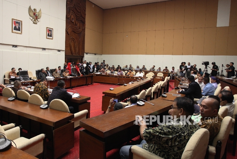 Suasana rapat panitia khusus angket KPK di Kompleks Parlemen,Jakarta, Senin (19/6).