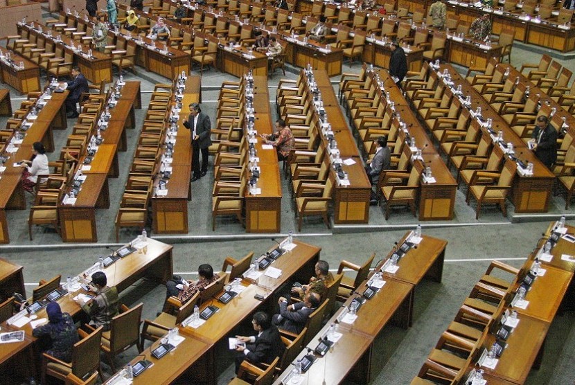 Suasana rapat paripurna DPR pembukaan masa sidang II Tahun 2016/2017 di Kompleks Parlemen Senayan, Jakarta, Rabu (16/11). Paripurna yang dihadiri 273 anggota DPR tersebut mengusung agenda utama pengesahan Pansus RUU Penyelenggaraan Pemilu. 