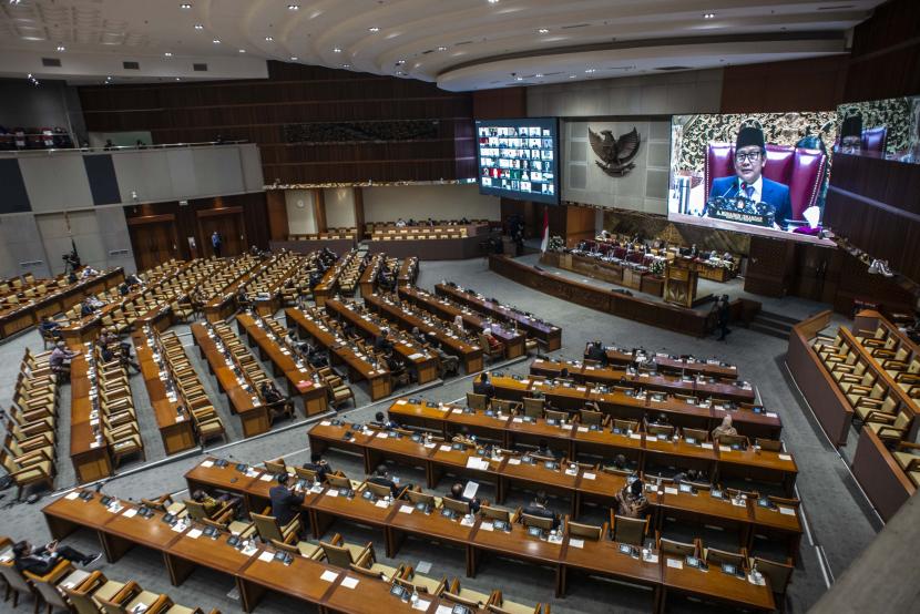 Suasana Rapat Paripurna DPR RI Ke-7 Masa Persidangan I Tahun Sidang 2021-2022 di Kompleks Parlemen, Senayan, Jakarta, Kamis (7/10/2021). Rapat paripurna tersebut beragendakan pendapat fraksi-fraksi terhadap RUU usul inisiatif Komisi II DPR dan pengesahan menjadi RUU usul DPR, persetujuan pembahasan waktu pembahasan RUU Penanggulangan Bencana dan RUU tentang Perubahan atas Undang-Undang Nomor 5 Tahun 2014 tentang Aparatur Sipil Negara, serta pengesahan UU Harmonisasi Peraturan Perpajakan.