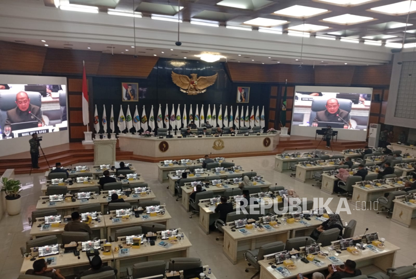Suasana rapat paripurna DPRD Jawa Barat, Jumat (16/5/2025). Seluruh anggota Fraksi PDIP walk out sebagai protes atas pernyataan Gubernur Dedi Mulyadi.
