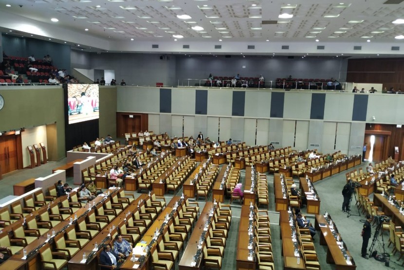 Suasana rapat paripurna ke-9 Masa Sidang I 2019-2020 di Kompleks Parlemen Senayan, Jakarta, Selasa (17/9). 