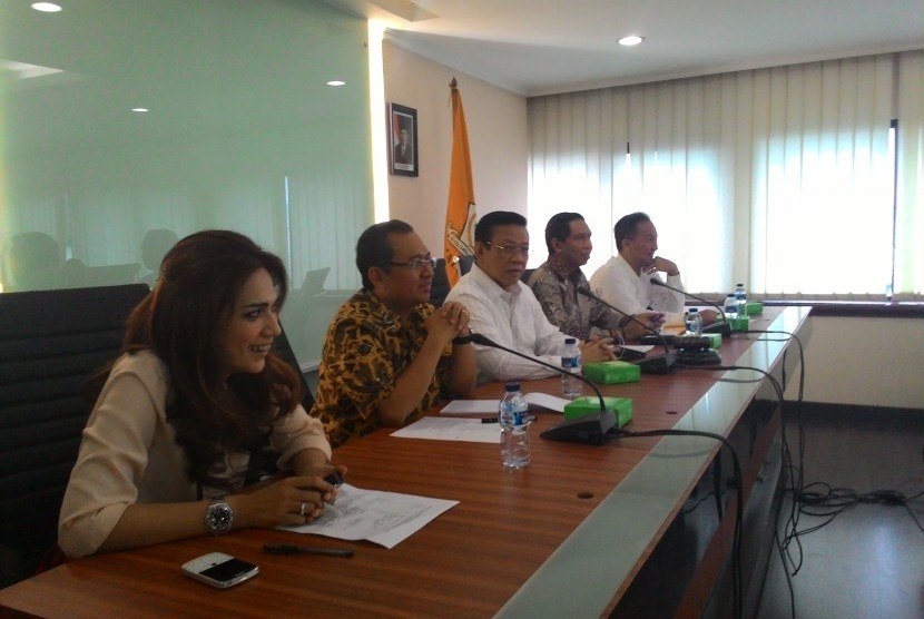 Suasana rapat perdana pengurus DPP Partai Golkar kubu Agung Laksono di kantor DPP di Jakarta, Rabu (10/12).