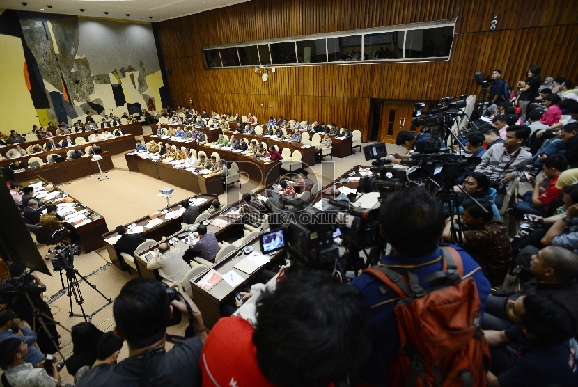  Suasana rapat persiapan pilkada serentak yang diadakan oleh Komisi dua di Komplek Parlemen, Jakarta, Kamis (25/6).