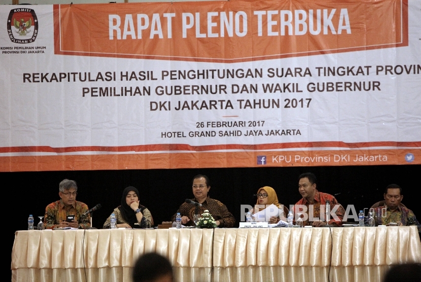  Suasana rapat pleno rekapitulasi penghitungan sura tingkat provinsi Pilkada oleh KPU DKI Jakarta di Hotel Sahid Jaya, Jakarta, Ahad (26/2). 