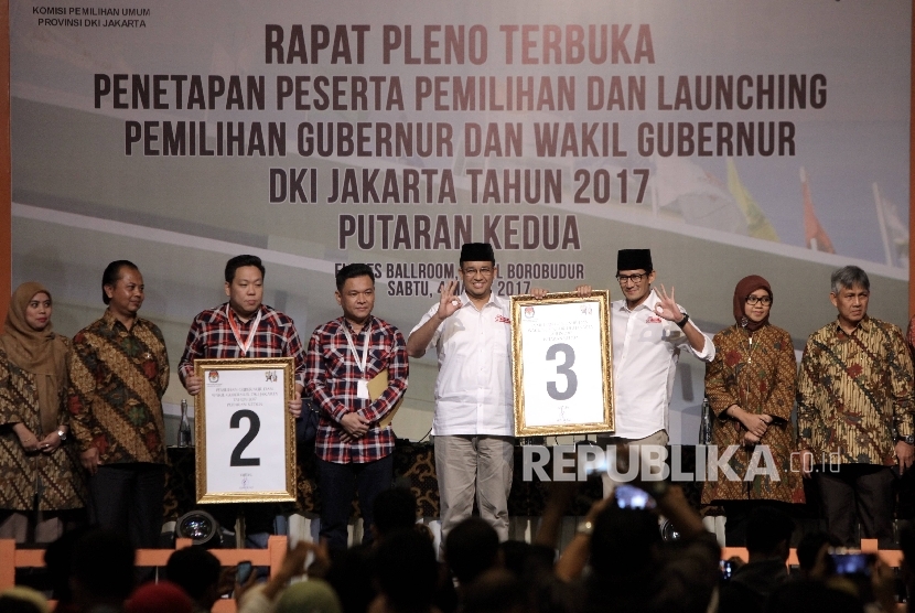 Suasana rapat pleno terbuka pengundian nomor urut peserta pemilihan Gubernur dan Wakil Gubernur putaran kedua oleh KPUD DKI Jakarta, di Jakarta, Sabtu (4/3). 