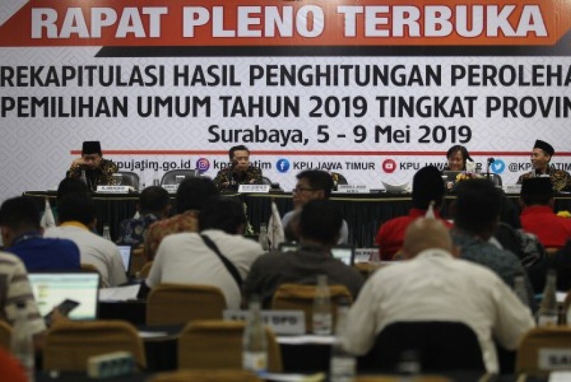 Suasana rapat pleno terbuka rekapitulasi hasil penghitungan perolehan suara Pemilu 2019 tingkat provinsi di Surabaya, Jawa Timur.