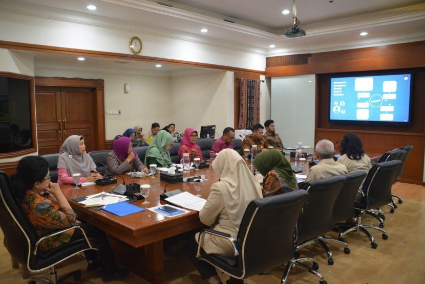 Suasana rapat terbatas sekaligus presentasi program unggulan kesehatan milik Pemprov NTB di ruang pertemuan Cut Mutia, Gedung Kemekes, Jakarta, Senin (5/8).