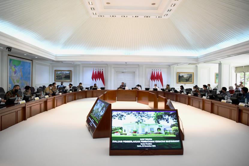Suasana rapat terbatas yang dipimpin Presiden Joko Widodo bersama Wakil Presiden Ma