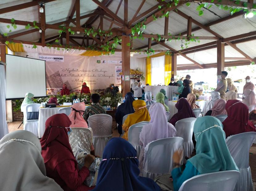 Suasana Raraga Ngamumule Basa Sunda yang digagas Hijabers Mom Community (HMC), di Wisma Rengganis Senin (14/2/2022).
