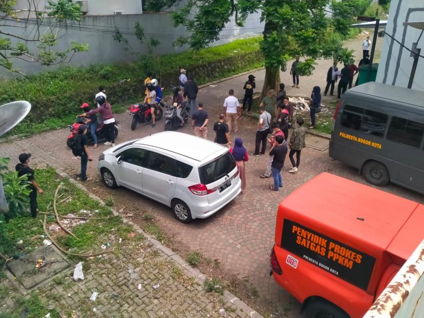 Suasana rekonstruksi pembunuhan pelajar Kota Bogor, digelar di kawasan Bogor Nirwana Residence (BNR), Selasa (12/10). 
