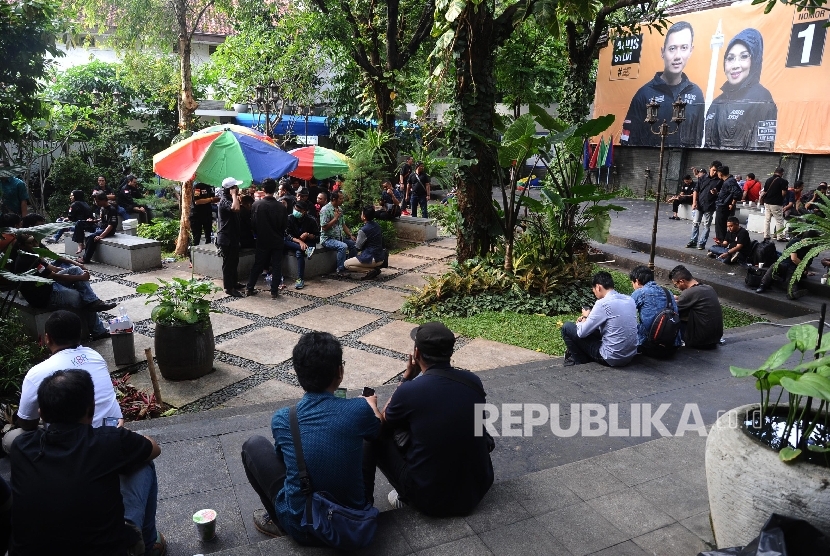  Suasana relawan pasangan calon Gubernur Agus-Silvy di posko pemenangan Wisma Proklamasi, Jakarta, Rabu (15\2).