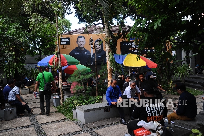  Suasana relawan pasangan calon Gubernur Agus-Silvy di posko pemenangan Wisma Proklamasi, Jakarta, Rabu (15\2).