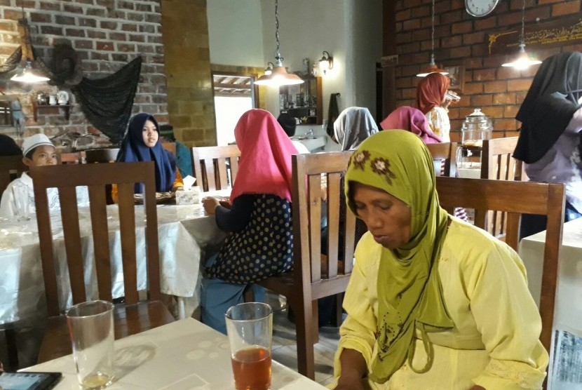 Suasana restoran gratis untuk fakir miskin dan yatim piatu di Banyuwangi.