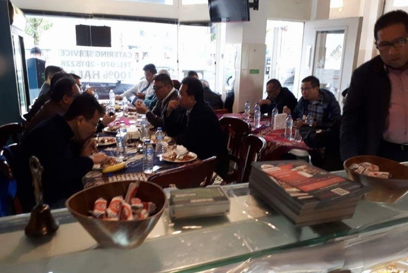 Berburu Makanan Halal di Negeri Orang. Foto: Suasana restoran Toko Nusantara di Belanda.