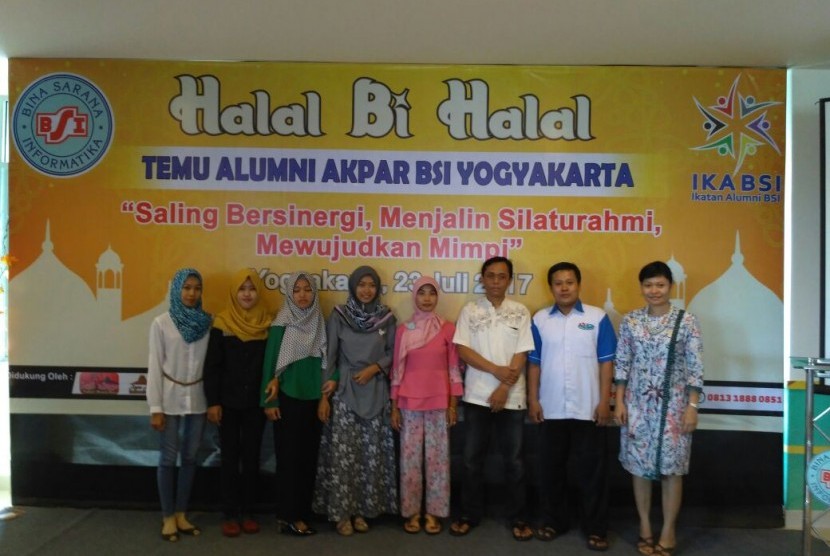 Suasana reuni Ikatan Alumni AMIK dan AKPAR BSI Yogyakarta.