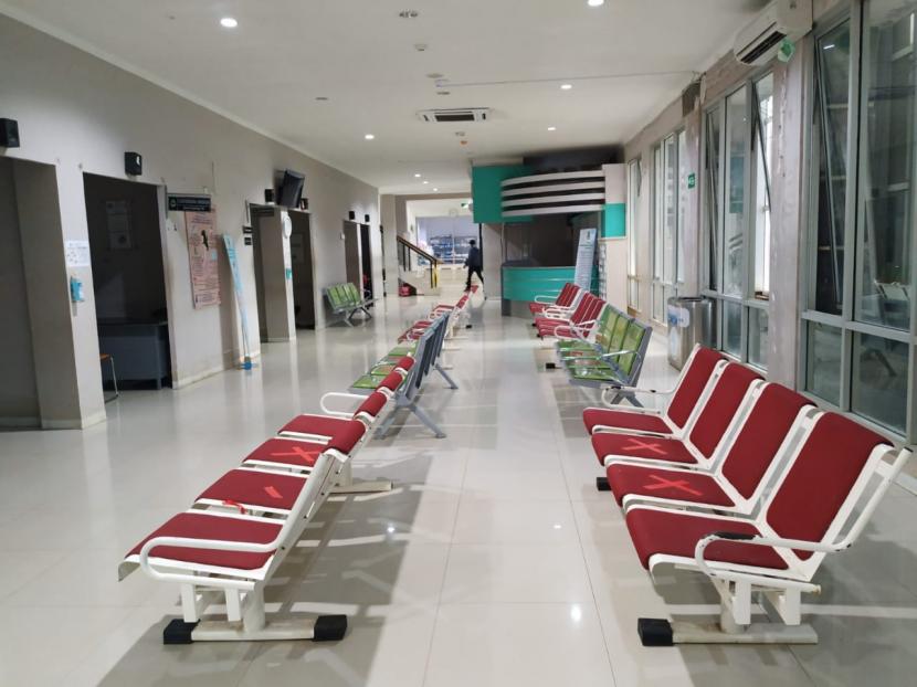 Suasana RSUD Pameungpeuk Kabupaten Garut, Selasa (1/12). Rumah sakit itu dihentikan sejak beberapa hari terakhir lantaran adanya puluhan karyawan yang terkonfirmasi positif Covid-19. 
