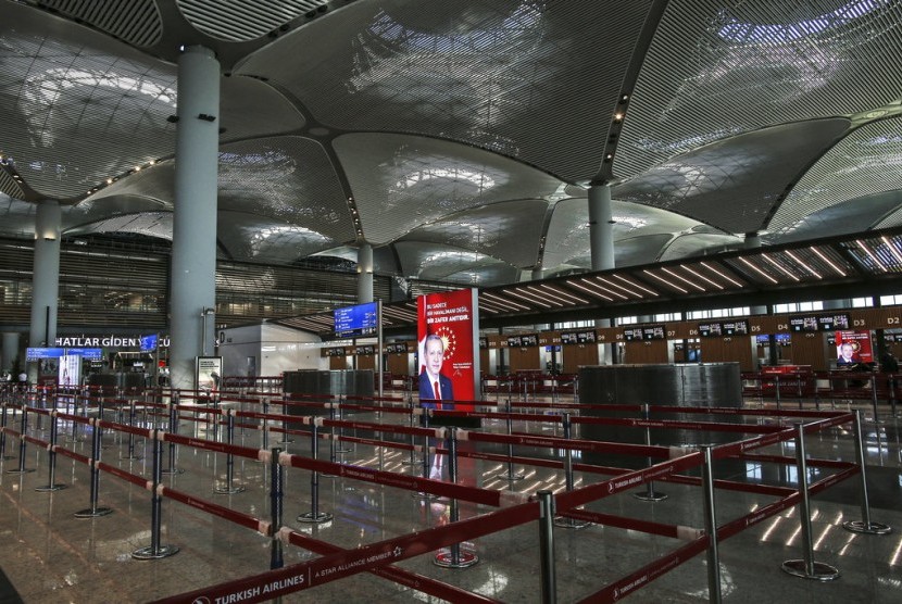 Suasana ruang check in Bandara Istanbul yang diresmikan Presiden Turki Recep Tayyip Erdogan, Senin (29/10).