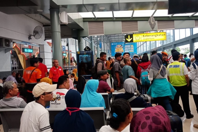 Suasana ruang keberangkatan penumpang kereta, di Stasiun Pasar Senen, Jakarta, Ahad (2/6). Pada H-3, penumpang KA di stasiun ini tembus 26.500 penumpang. 