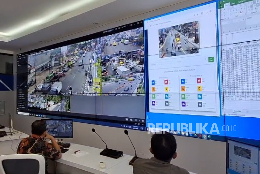 Suasana ruang kontrol Automatic Traffic Control System (ATCS) untuk memantau pergerakan arus mudik lebaran 2026.