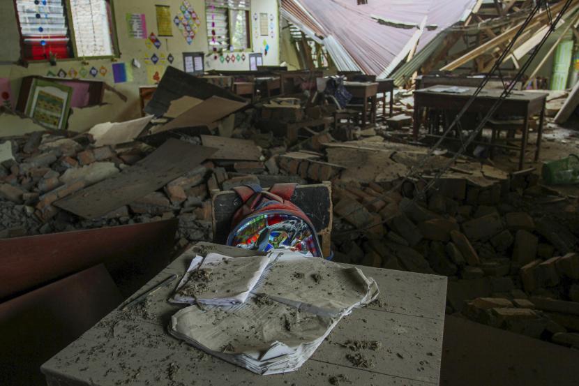 Suasana ruang sekolah Madrasah Islam Swasta Al-Wahid yang rusak akibat gempa bumi di Kampung Tengah, Nagari Kajai, Kabupaten Pasaman Barat, Sumatera Barat, Sabtu (26//2/2022). Data sementara dari Badan Penangulangan Bencana Daerah (BPBD) Kabupaten Pasaman Barat satu sekolah rusak berat akibat gempa bumi magnitudo 6,1 yang terjadi Jumat (25/2).