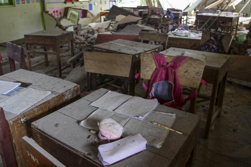 Suasana ruang sekolah Madrasah Islam Swasta Al-Wahid yang rusak akibat gempa bumi di Kampung Tengah, Nagari Kajai, Kabupaten Pasaman Barat, Sumatera Barat, Sabtu (26//2/2022). Data sementara dari Badan Penangulangan Bencana Daerah (BPBD) Kabupaten Pasaman Barat satu sekolah rusak berat akibat gempa bumi magnitudo 6,1 yang terjadi Jumat (25/2). 