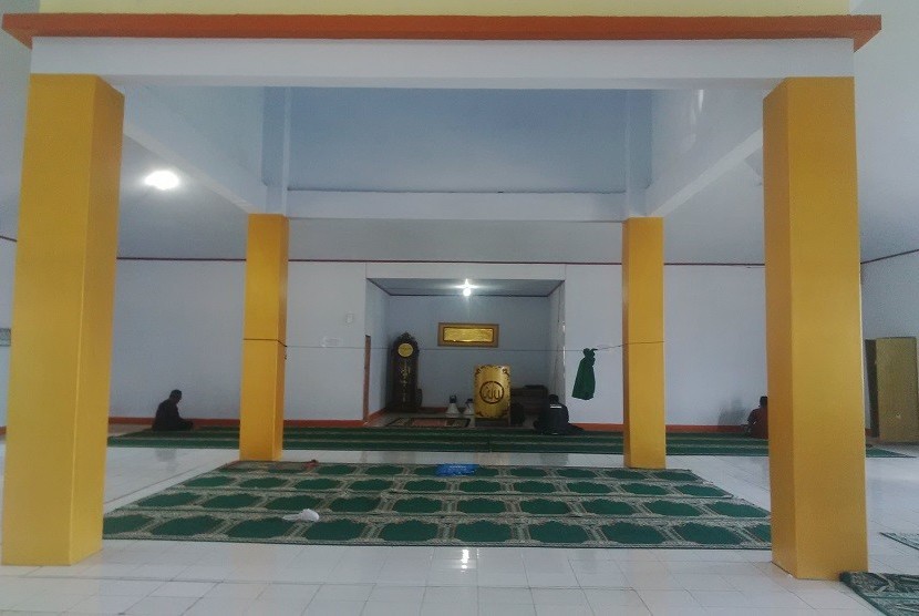 Suasana ruang shalat Islamic Center Al Aqsa, Walesi, Jayawijaya.