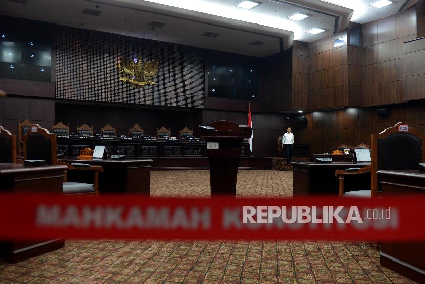 Suasana ruang sidang yang akan digunakan pada sidang perdana sengketa Pemilhan Presiden (Pilpres) 2019 di Mahkamah Konstitusi, Jakarta.