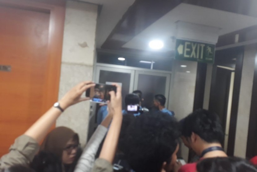 Pasukan Pengamanan Dalam (Pamdal) Kompleks Parlemen Senayan mengamankan ruang kerja politikus Partai Golkar Bambang Heri Purnama di lantai 13 yang tertembus peluru, Senin (15/10).