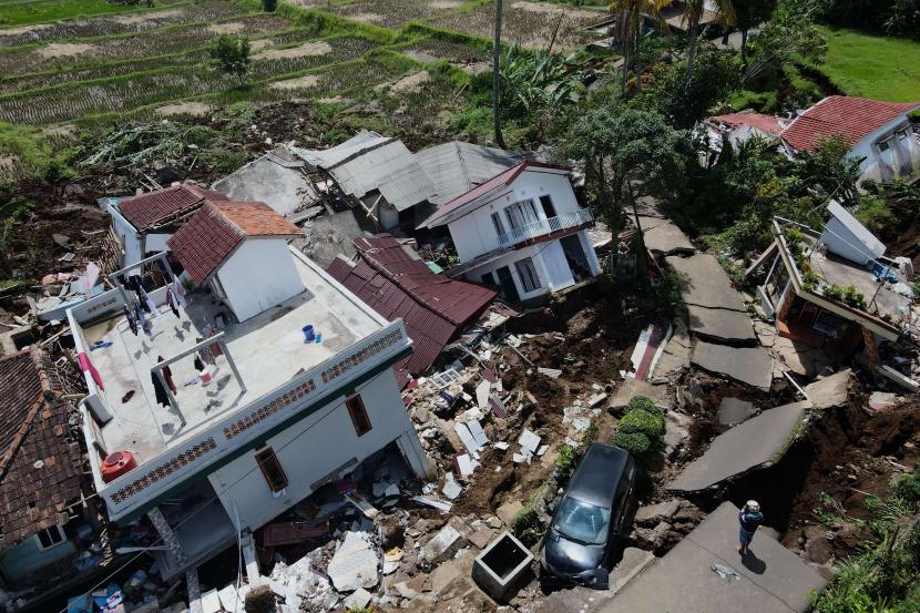 Suasana rumah dan jalan yang hancur akibat gempa di Desa Sarampad, Kecamatan Cugenang, Kabupaten Cianjur, Jawa Barat, Selasa (22/11/2022). Pakar dari Puslit MKPI sebut gempa Cianjur bukan dari Sesar Cimandiri.
