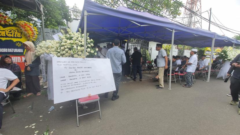 Suasana rumah duka almarhum ekonom senior Faisal Basri di Tebet, Jakarta Selatan, Kamis (5/9/2024).