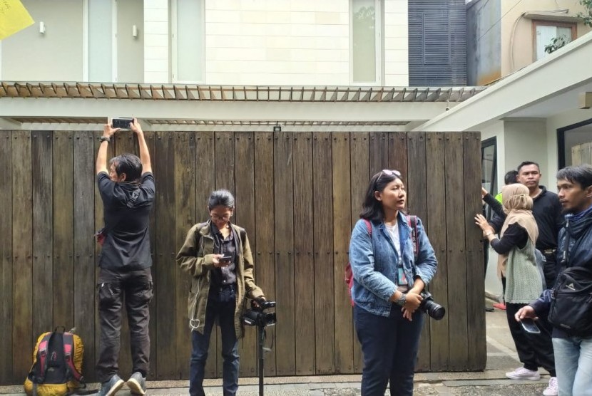 Suasana rumah duka Ashraf Sinclair, suami dari penyanyi Bunga Citra Lestari di Pejaten, Pasar Minggu, Jakarta, Selasa (18/2). 