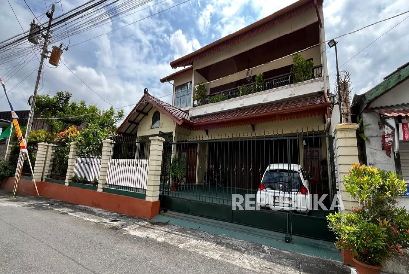 Suasana Rumah Duka Diplomat Arya Daru, di Yogyakarta Jelang Gelar Perkara Pengungkapan Penyebab Kematiannya, Senin (27/7/2025).
