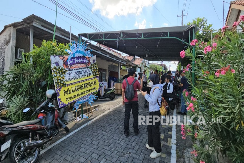 Suasana rumah duka Iko Juliant Junior, mahasiswa Fakultas Hukum Universitas Negeri Semarang (Unnes) Angkatan 2024, Selasa (2/9/2025).