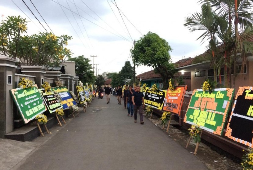 Suasana rumah duka pembalap Afridza Munandar di Perum Tamansari Indah, Kelurahan Karsamenak, Kecamatan Kawalu, Kota Tasikmalaya, Senin (4/11) sore. Para pelayat menantikan kedatangan jenazah yang diperkirakan sampai di  rumah duka pada malam hari. 