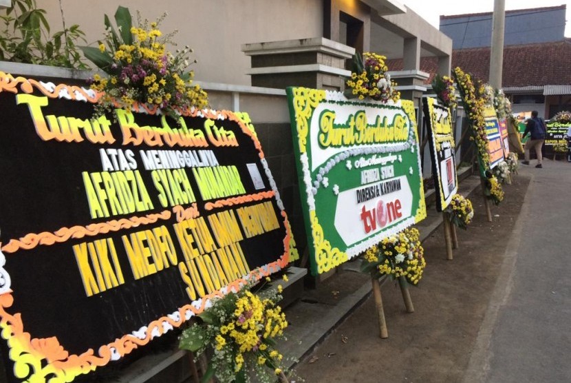 Suasana rumah duka pembalap Afridza Munandar di Perum Tamansari Indah, Kelurahan Karsamenak, Kecamatan Kawalu, Kota Tasikmalaya, Senin (4/11) sore. Para pelayat menantikan kedatangan jenazah yang diperkirakan sampai di  rumah duka pada malam hari. 