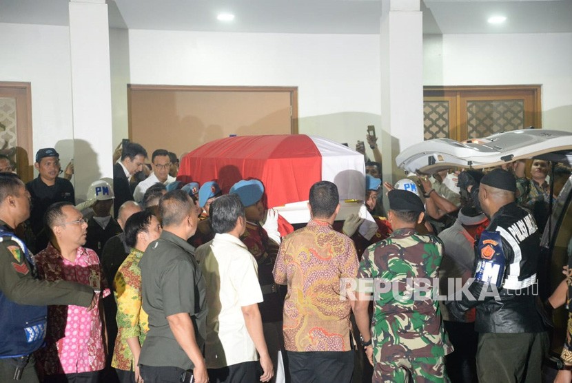 Suasana rumah jenazah RSPAD ketika jenazah BJ Habibie di berangkatkan ke rumah duka,Jakarta,Rabu (11/9).