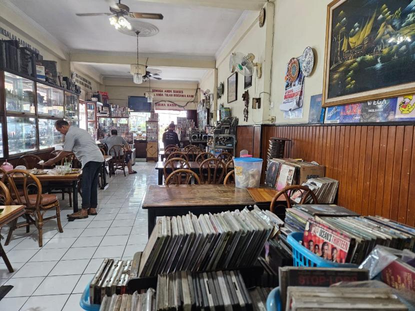 Suasana Rumah Makan Padang Jaya 1977 di yang berada di Jalan K.H. Agus Salim Blok A16, Purwodinatan, Semarang, Jawa Tengah. 