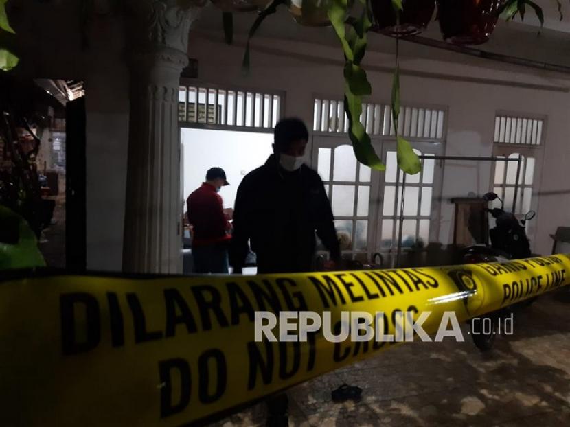 Suasana rumah orang yang diduga terkait insiden penembakan di Mabes Polri di kawasan Ciracas, Jakarta Timur, Rabu (31/3). 