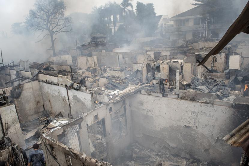 Suasana rumah penduduk yang terbakar di kawasan Jalan Simprug Golf Dua, Jakarta, Ahad (21/8/2022). Penyebab kebakaran masih dalam proses penyelidikan pihak berwajib. 