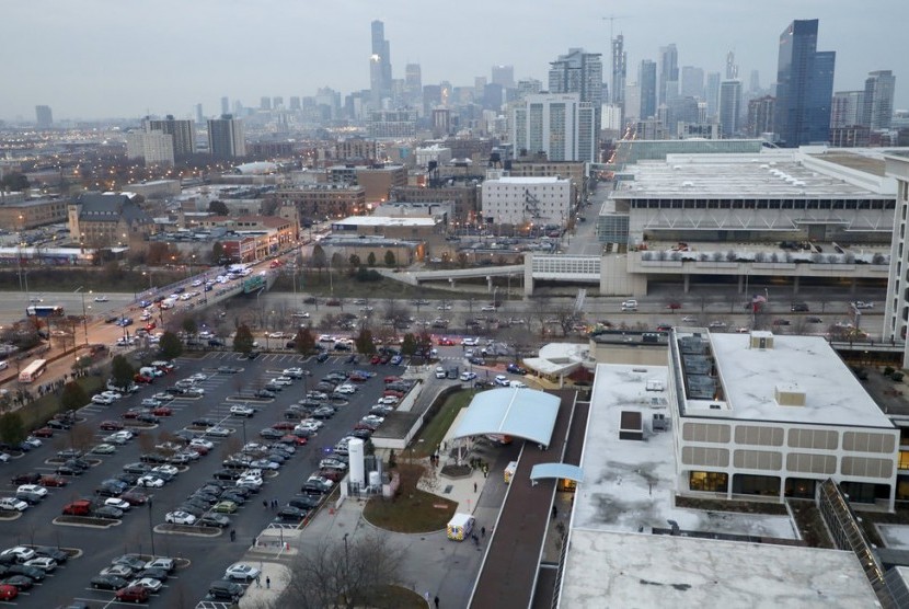 Suasana Rumah Sakit Mercy, lokasi penembakan yang menewaskan empat orang di chicago, AS.