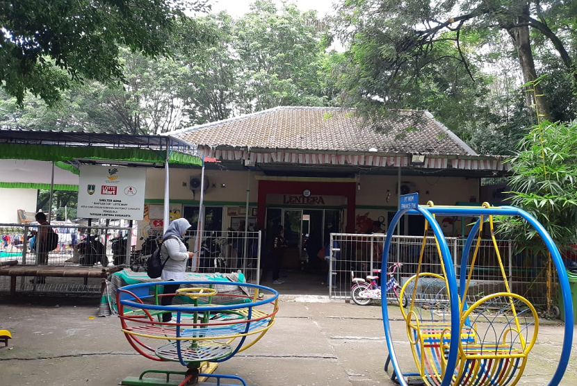 Suasana Rumah Singgah atau Shelter ADHA (Anak dengan HIV/AIDS) di kompleks Taman Makam Pahlawan (TMP) Kusuma Bakti, Pucang Sawit, Jebres, Solo, yang dikelola oleh Yayasan Lentera Solo, Jumat (15/2). 