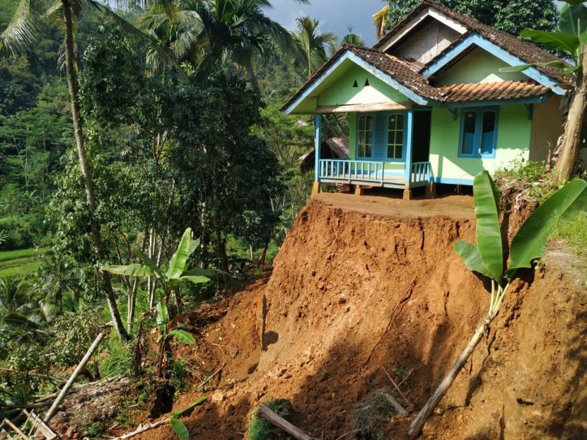 Suasana rumah terdampak bencana tanah longsor di Kampung Mekarsari, Dusun Bakompasir, Desa Cikubang, Kecamatan Taraju, Kabupaten Tasikmalaya, Selasa (23/6). Longsor terjadi di wilayah itu pada Jumat (19/6) membuat 30 rumah warga terdampak. Akibatnya, sebanyak 30 KK atau 94 jiwa mengungsi.
