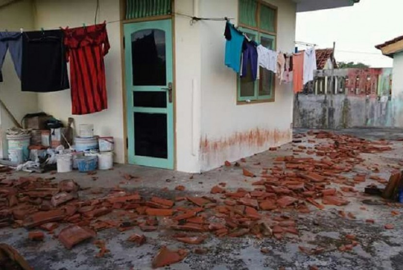 Suasana rumah warga di Kampung Cisaat Desa Sindangkerta, Kecamatan Cipatujah, Kabupaten Tasik, Sabtu (16/12). Genting rumah banyak mengalami kerusakan akibat gempa.