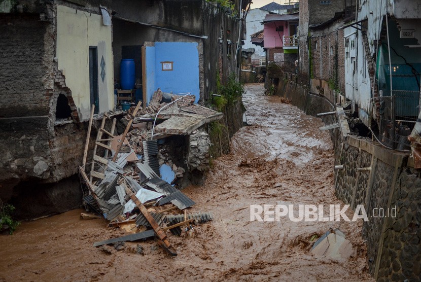 Suasana rumah yang roboh akibat banjir bandang di Kecamatan Jatihandap, Bandung, Jawa Barat, Selasa (20/3).