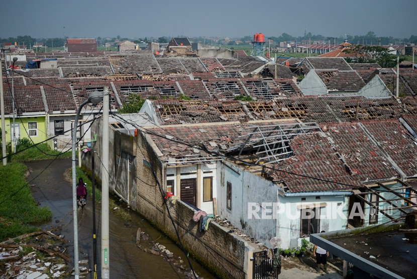 Suasana rumah yang rusak akibat angin puting beliung di Perumahan Rancaekek Permai 2, Kabupaten Bandung, Jawa Barat, Sabtu (12/1/2019). 