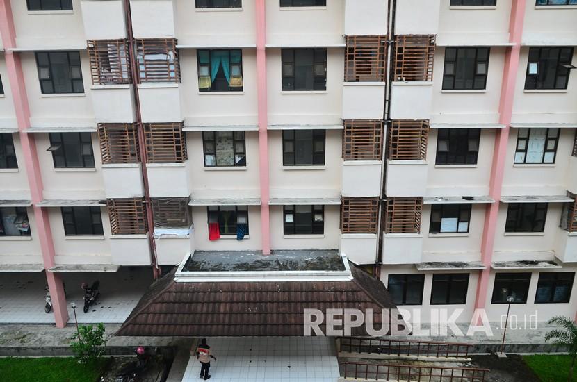 Suasana Rusunawa (rumah susun sewa sederhana) Bakalan Krapyak di Kudus, Jawa Tengah, Kamis (2/4/2020). Pemerintah setempat menyiapkan dua gedung Rusunawa berkapasitas 200 kamar menjadi tempat isolasi warga ODP (orang dalam pemantauan) yang baru kembali dari dalam dan luar negeri guna menekan penyebaran COVID-19.