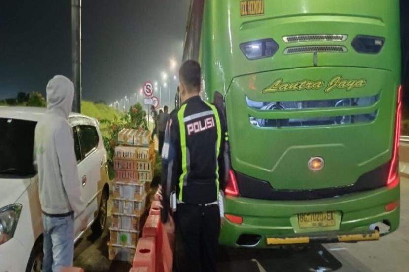 Suasana saat anggota Sat PJR Ditlantas Polda Lampung, berhasil menggagalkan penyelundupan burung dilindungi.