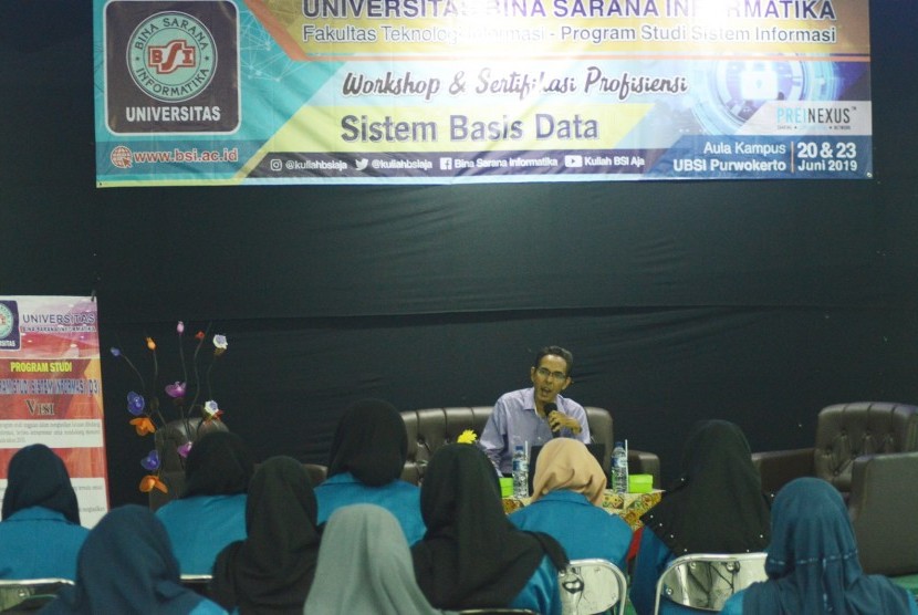 Suasana saat berlangsungnya pembekalan workshop sertifikasi kompetensi sistem basis data, yang diadakan oleh UBSI  Kampus Sukabumi.