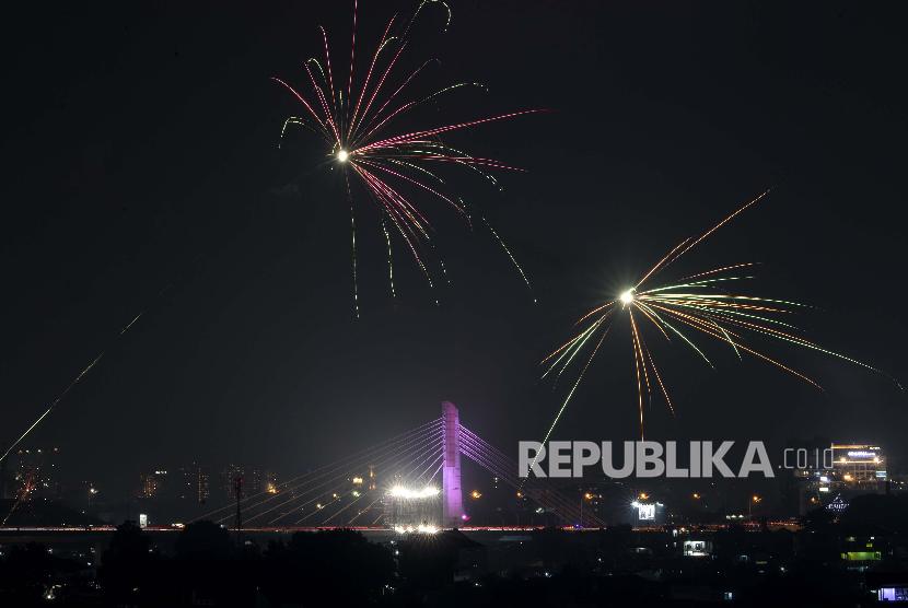 Suasana saat kembang api menghiasi jembatan Pasupati, Bandung, Jawa Barat, Rabu (1/1/2020). Perayaan pesta kembang api di seluruh kota Bandung menandakan pergantian tahun 2019 ke 2020. 